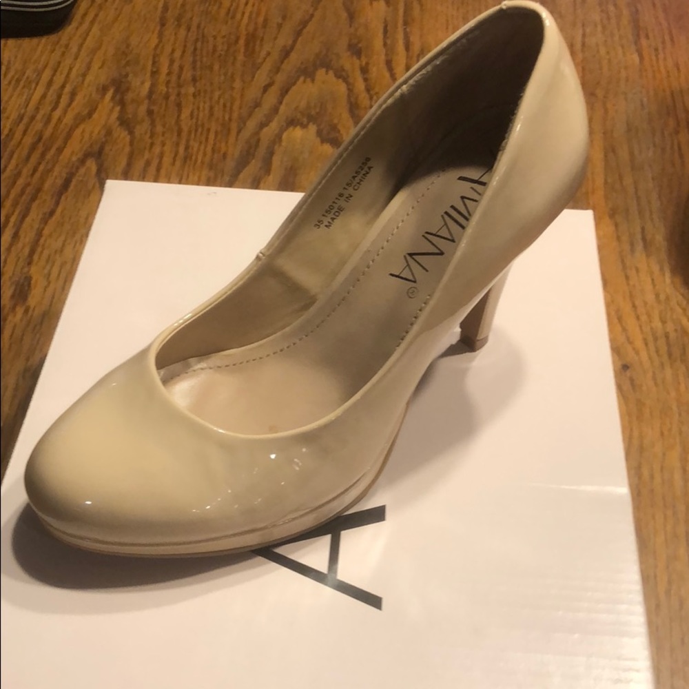 Amiana size 5 nude heels